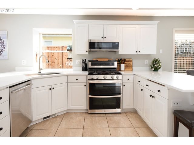 38 DENMARK Loop, Silverton, OR 97381