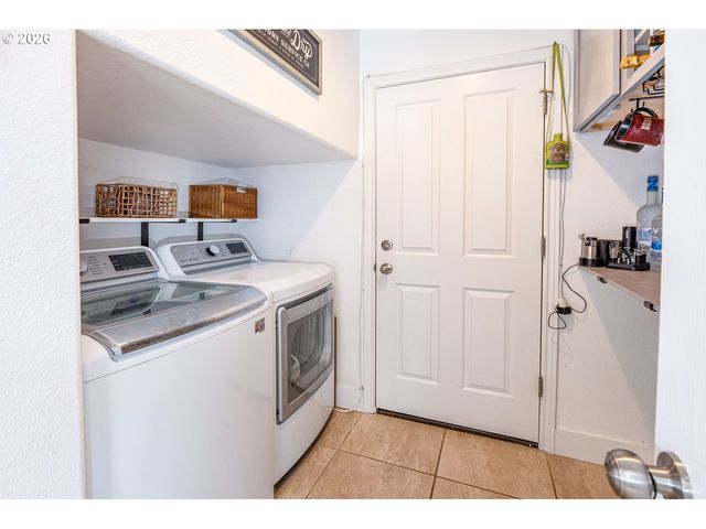 38 DENMARK Loop, Silverton, OR 97381