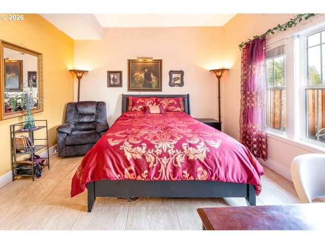 38 DENMARK Loop, Silverton, OR 97381