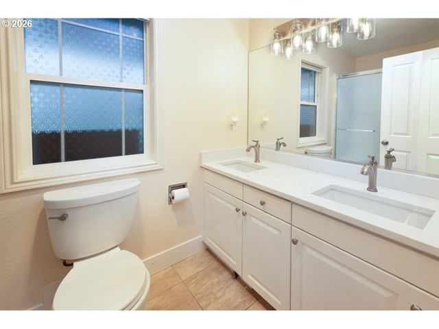 38 DENMARK Loop, Silverton, OR 97381