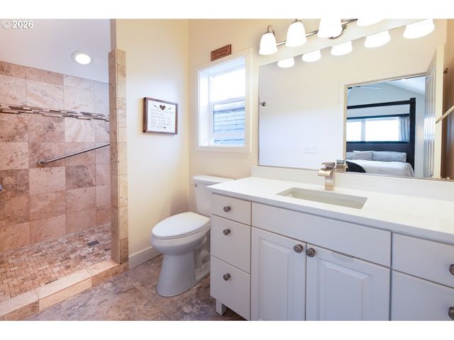 38 DENMARK Loop, Silverton, OR 97381