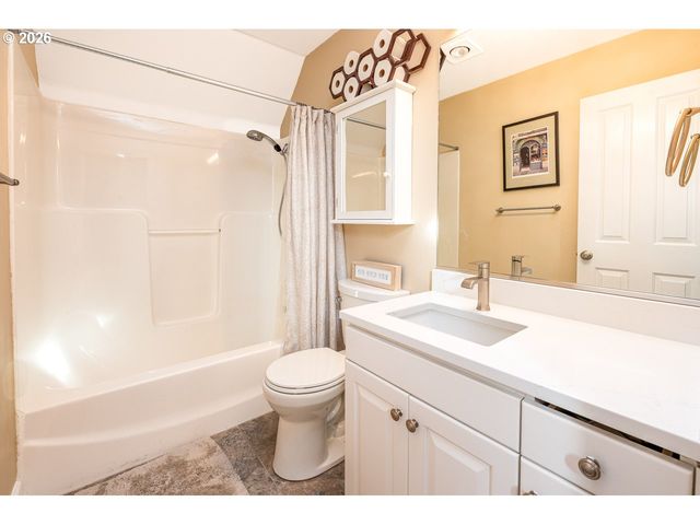 38 DENMARK Loop, Silverton, OR 97381