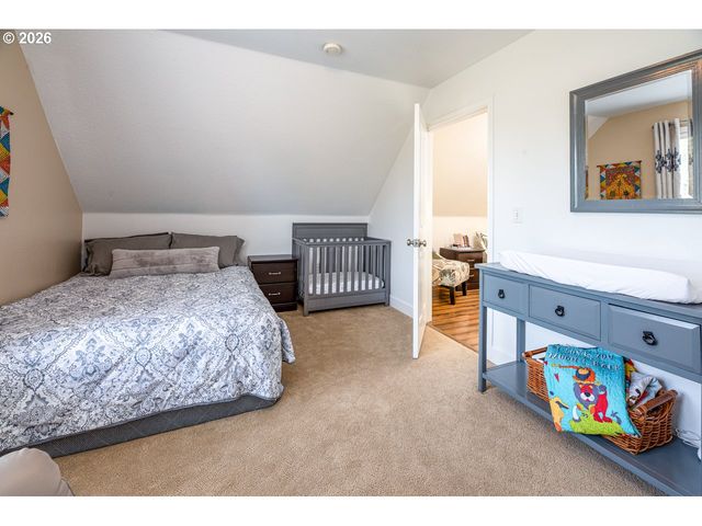 38 DENMARK Loop, Silverton, OR 97381