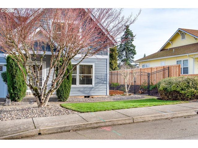 38 DENMARK Loop, Silverton, OR 97381