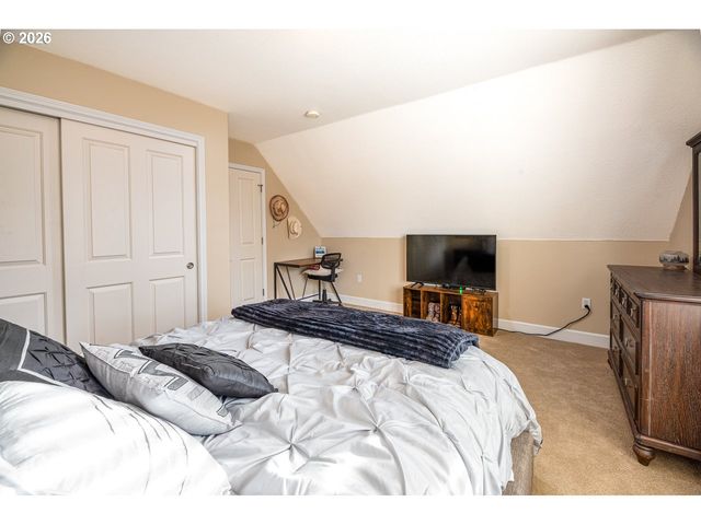 38 DENMARK Loop, Silverton, OR 97381