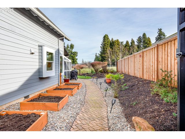 38 DENMARK Loop, Silverton, OR 97381