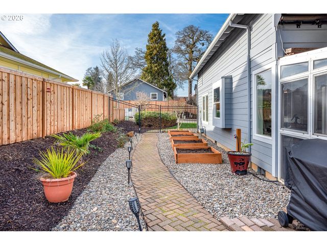 38 DENMARK Loop, Silverton, OR 97381