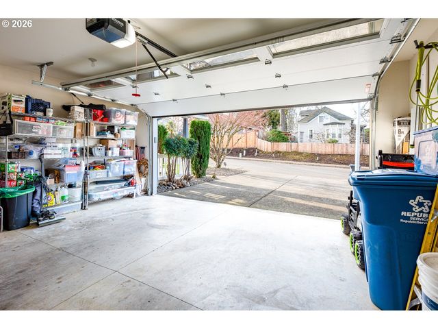 38 DENMARK Loop, Silverton, OR 97381