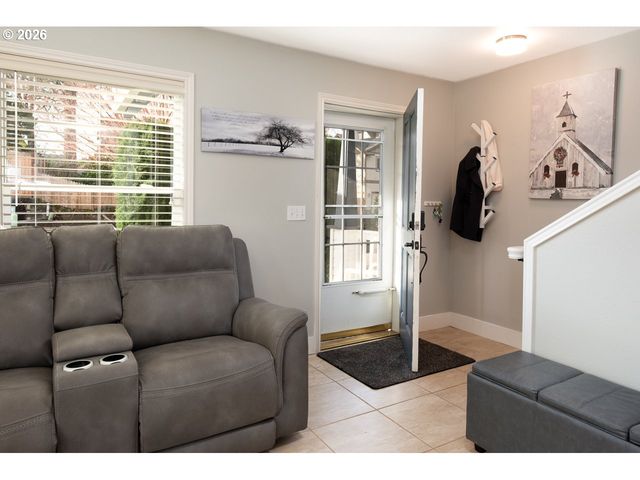 38 DENMARK Loop, Silverton, OR 97381