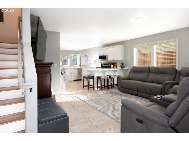 38 DENMARK Loop, Silverton, OR 97381