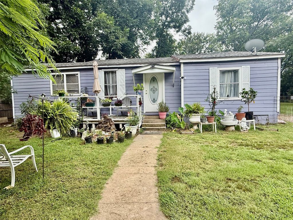909 W Arizona Street, Mt Pleasant, TX 75455