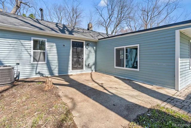 615 W Hodge Avenue, Lansing, MI 48910