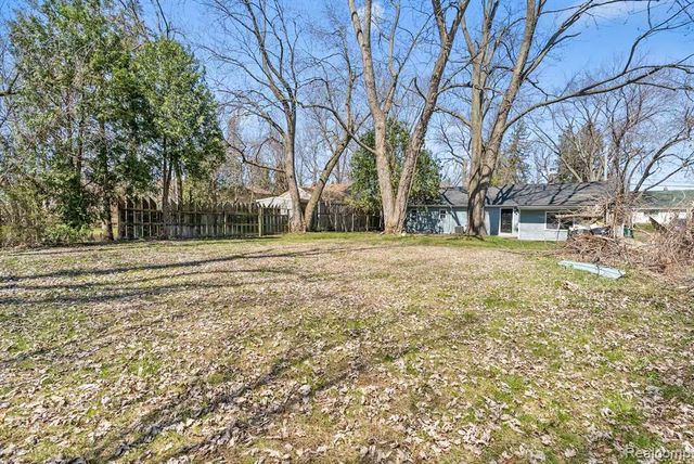 615 W Hodge Avenue, Lansing, MI 48910