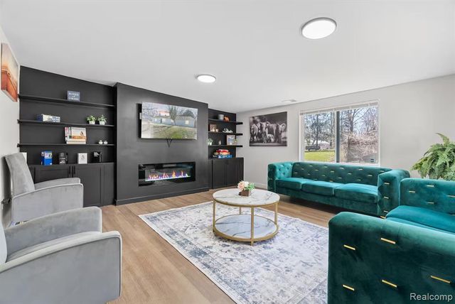615 W Hodge Avenue, Lansing, MI 48910