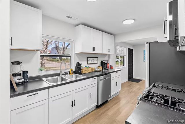 615 W Hodge Avenue, Lansing, MI 48910
