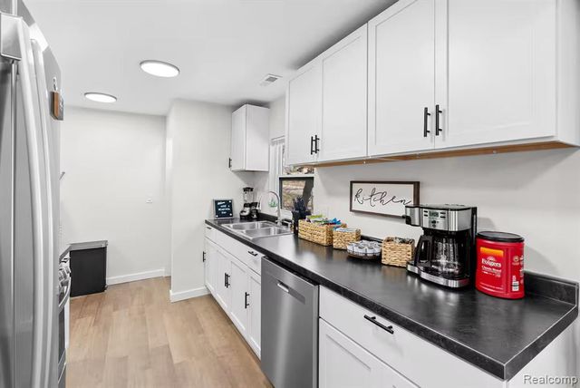 615 W Hodge Avenue, Lansing, MI 48910
