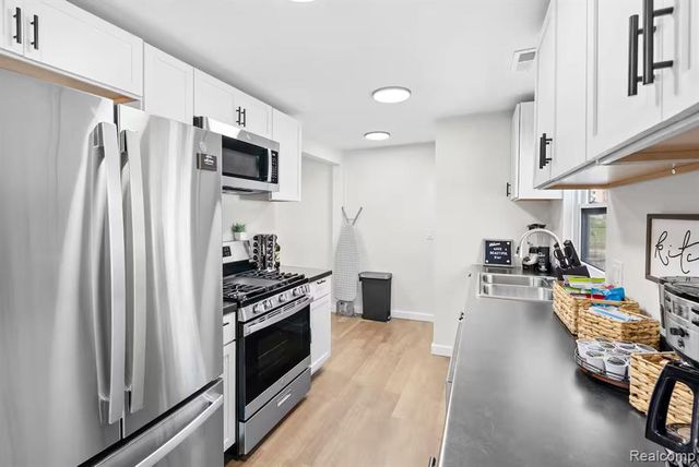 615 W Hodge Avenue, Lansing, MI 48910