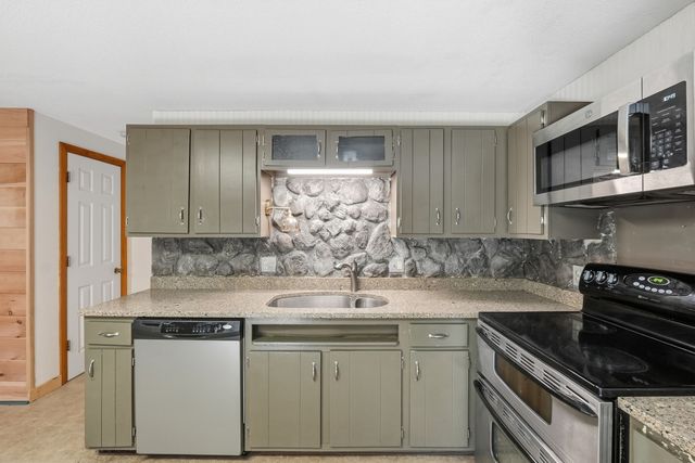 5 Old Farm Cir, Belchertown, MA 01007