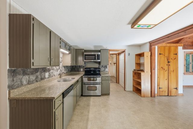 5 Old Farm Cir, Belchertown, MA 01007
