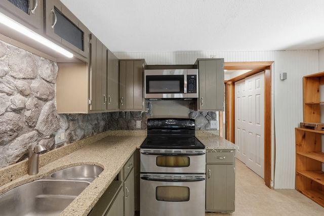 5 Old Farm Cir, Belchertown, MA 01007
