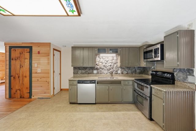 5 Old Farm Cir, Belchertown, MA 01007