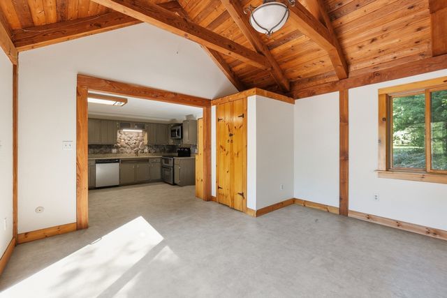 5 Old Farm Cir, Belchertown, MA 01007