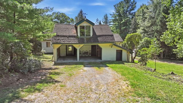 5 Old Farm Cir, Belchertown, MA 01007