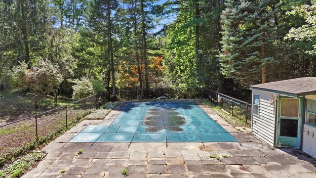 5 Old Farm Cir, Belchertown, MA 01007