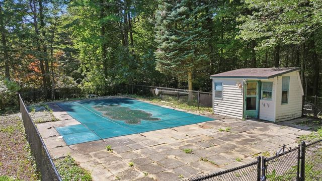 5 Old Farm Cir, Belchertown, MA 01007