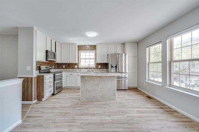 454 Old Pine Way, Walled Lake, MI 48390