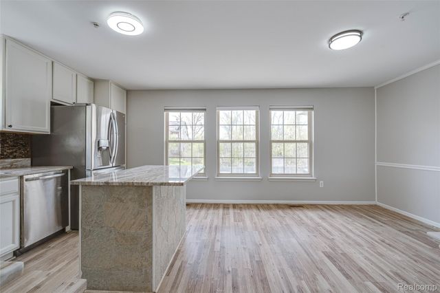 454 Old Pine Way, Walled Lake, MI 48390