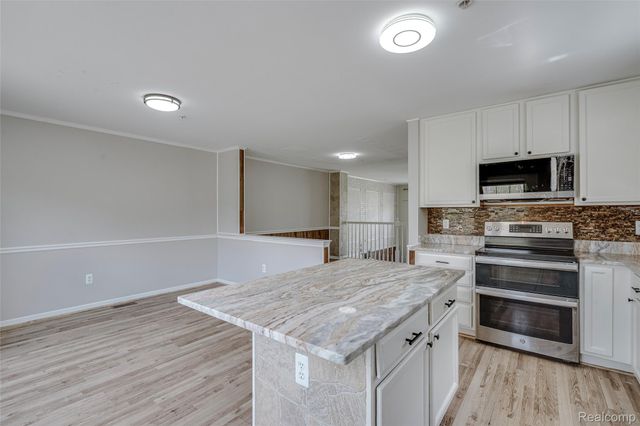 454 Old Pine Way, Walled Lake, MI 48390