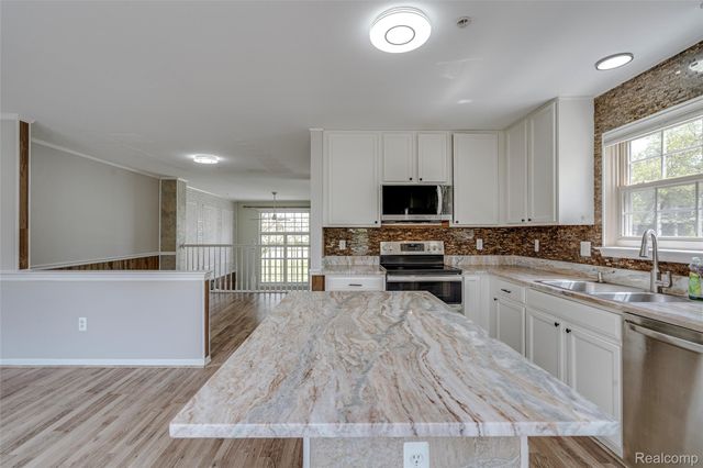 454 Old Pine Way, Walled Lake, MI 48390