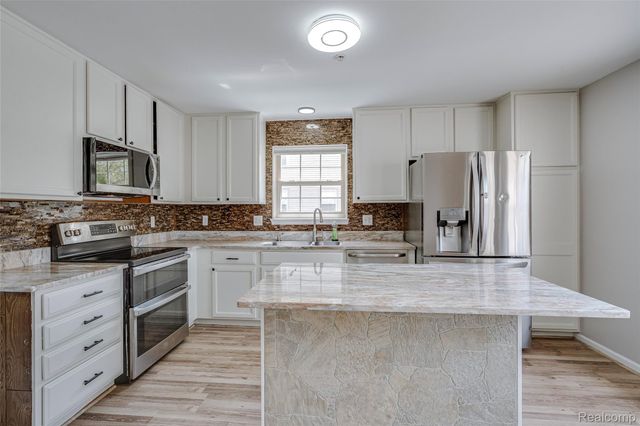454 Old Pine Way, Walled Lake, MI 48390