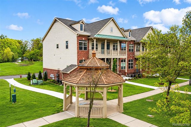 454 Old Pine Way, Walled Lake, MI 48390