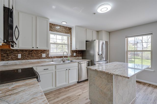 454 Old Pine Way, Walled Lake, MI 48390