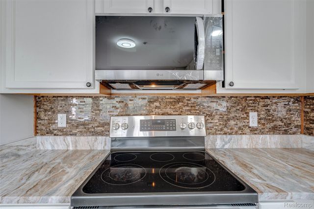 454 Old Pine Way, Walled Lake, MI 48390