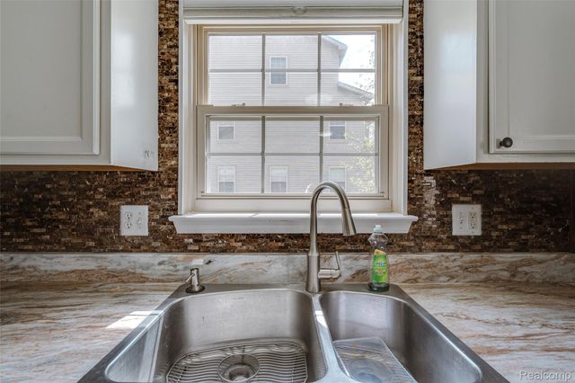 454 Old Pine Way, Walled Lake, MI 48390