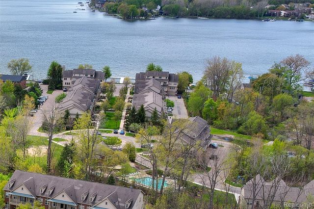 454 Old Pine Way, Walled Lake, MI 48390