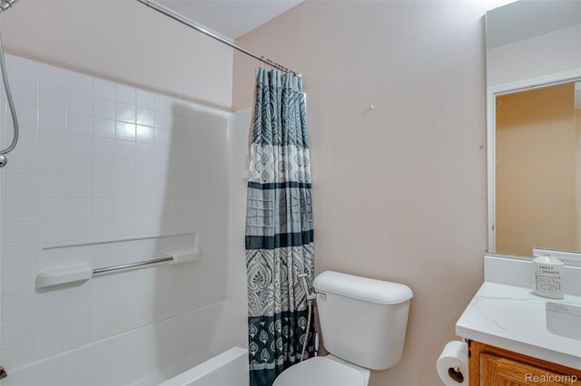 454 Old Pine Way, Walled Lake, MI 48390