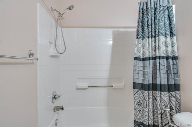 454 Old Pine Way, Walled Lake, MI 48390