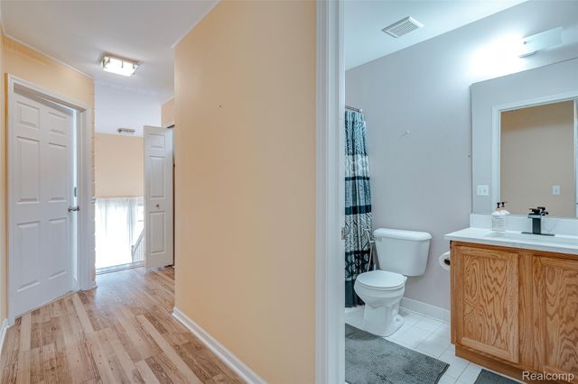 454 Old Pine Way, Walled Lake, MI 48390