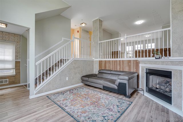 454 Old Pine Way, Walled Lake, MI 48390