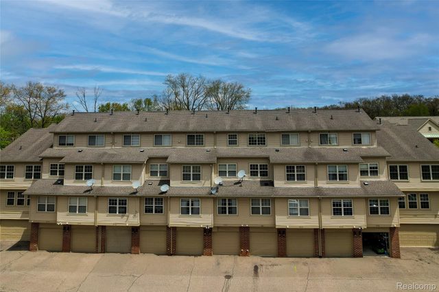 454 Old Pine Way, Walled Lake, MI 48390
