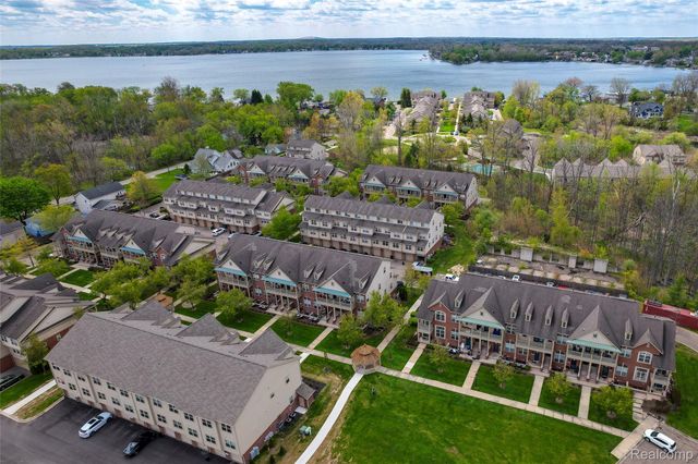454 Old Pine Way, Walled Lake, MI 48390