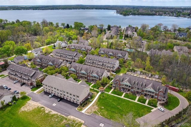 454 Old Pine Way, Walled Lake, MI 48390