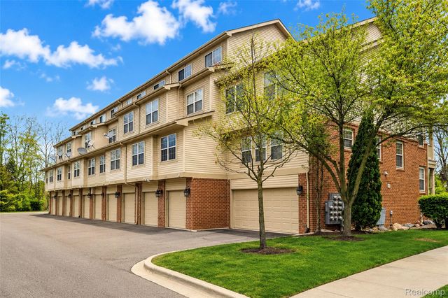 454 Old Pine Way, Walled Lake, MI 48390