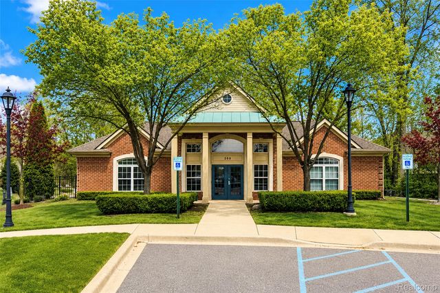 454 Old Pine Way, Walled Lake, MI 48390