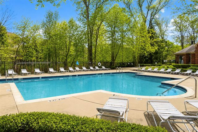 454 Old Pine Way, Walled Lake, MI 48390
