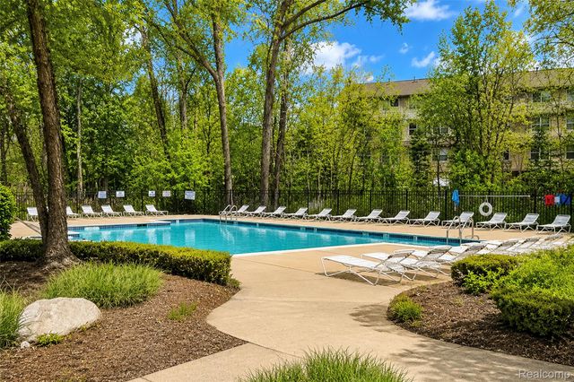 454 Old Pine Way, Walled Lake, MI 48390